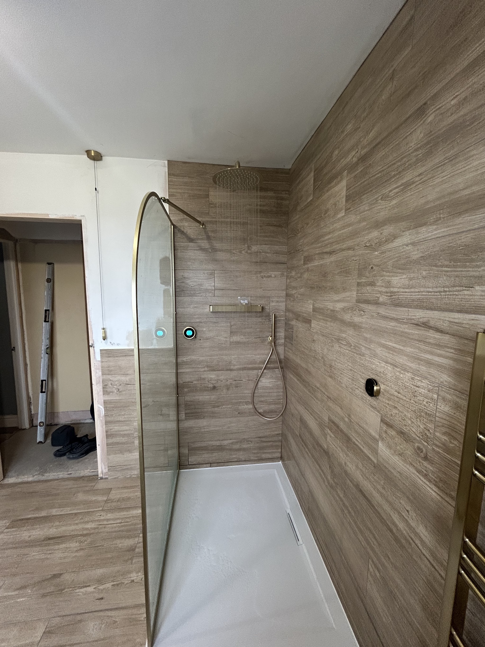 Walk-in shower with wood effect wall tiles
